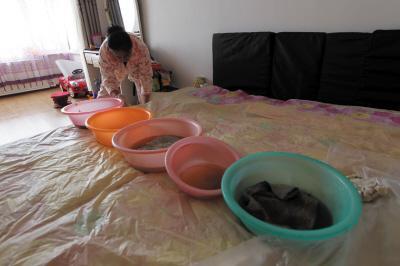 靖宇楼上漏水，住户失联，小区没物管，业主维权难！律师来支招……